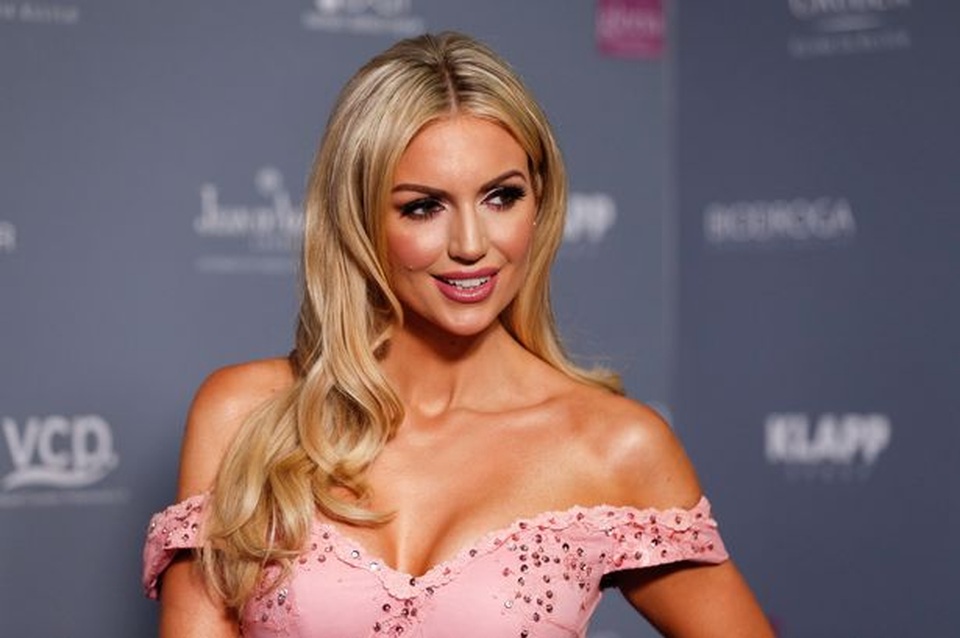 Hoa hậu thế giới có con nhờ người mang thai hộ - 1