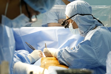 Phẫu thuật bắc cầu mạch vành “sống” trên bệnh nhân ung thư