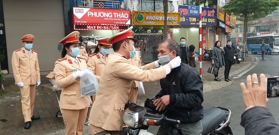 Ấm lòng những hình ảnh đẹp của người Việt giữa mùa dịch virus corona - 3 Ấm lòng những hình ảnh đẹp của người Việt giữa mùa dịch virus corona - 3