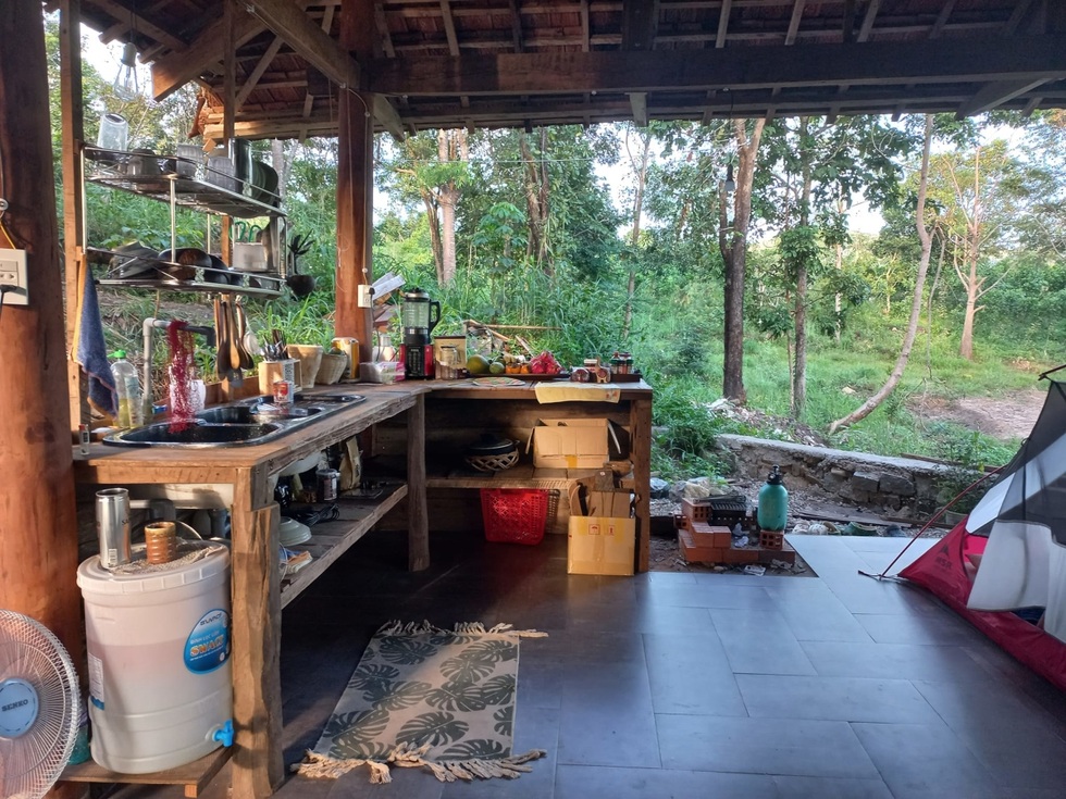Vợ Việt - chồng Hà Lan bỏ phố về rừng ở nhà gỗ, không dùng bếp điện, tivi - 1 Vợ Việt - chồng Hà Lan bỏ phố về rừng ở nhà gỗ, không dùng bếp điện, tivi - 1