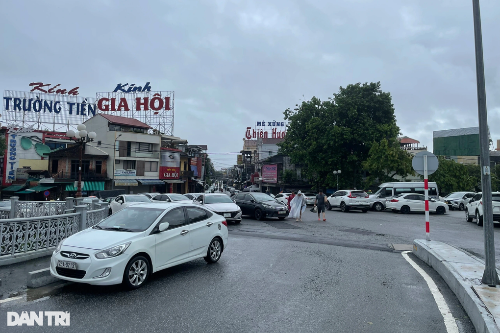 Nhiều chủ phương tiện mang xe lên đậu trên cầu để tránh lụt (Ảnh: Nhuận Thành)-edited-edited.jpeg Nhiều chủ phương tiện mang xe lên đậu trên cầu để tránh lụt (Ảnh: Nhuận Thành)-edited-edited.jpeg