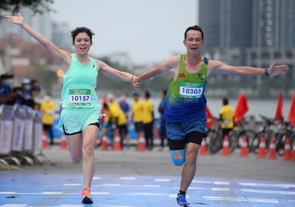 5.000 VĐV tham dự giải chạy bán marathon ở Hồ Tây - 2 5.000 VĐV tham dự giải chạy bán marathon ở Hồ Tây - 2