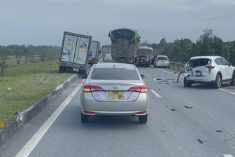 6 ô tô tông nhau liên hoàn trên cao tốc Hà Nội - Thái Nguyên