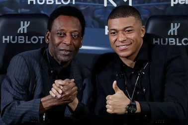 Pele chúc mừng Mbappe sau khi hậu bối phá kỷ lục của chính mình