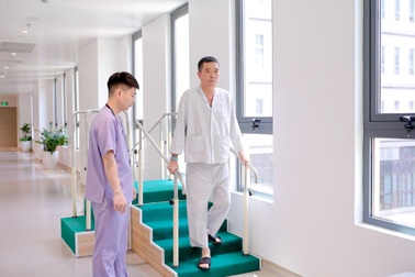 Phát hiện hoại tử chỏm xương đùi độ IV do đau háng đột ngột