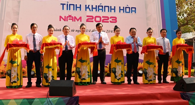 Nghi thức cắt băng khai mạc Hội sách tỉnh Khánh Hòa năm 2023