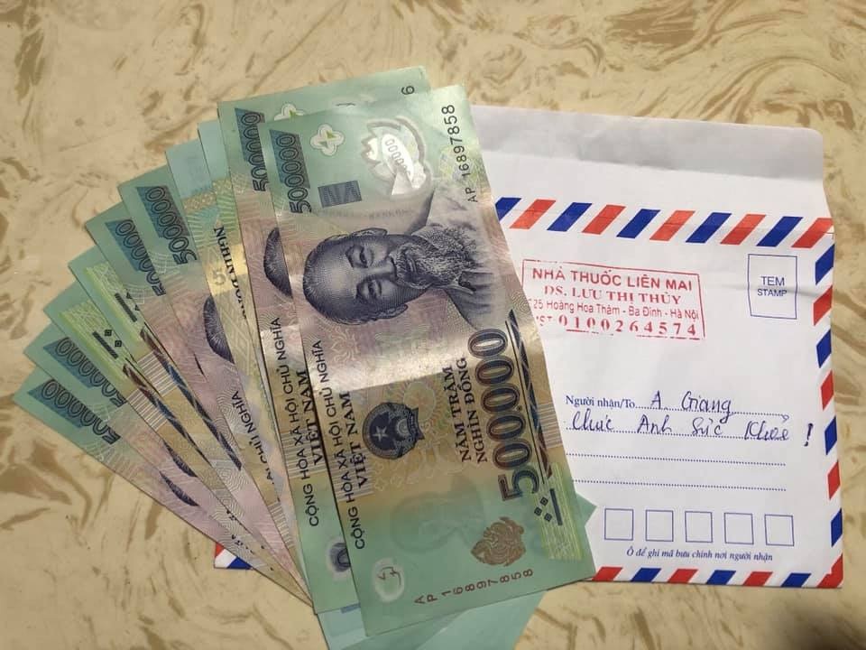 Nghệ sĩ Giang Còi đi mua thuốc chữa bệnh, bất ngờ được tặng số tiền gấp 5 - 2 Nghệ sĩ Giang Còi đi mua thuốc chữa bệnh, bất ngờ được tặng số tiền gấp 5 - 2