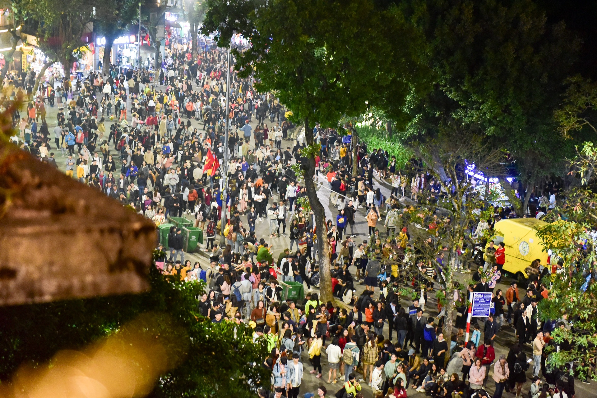 Hà Nội: Dòng người ùn ùn đổ về hồ Gươm đón năm mới 2020  - 11