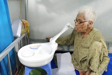 Robot đút thức ăn cho người già và bệnh nhân Parkinson đạt giải Nhất Sinh viên NCKH