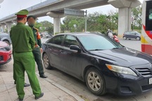 Hà Nội: Tài xế đỗ xe giữa ngã tư để ngủ, bị nhắc nhở liền xô xát với CSGT