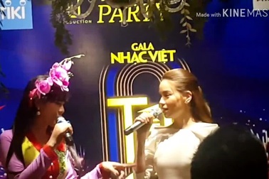 Hồ Ngọc Hà ngại ngùng khi hát lô tô cùng đoàn nghệ sĩ chuyên nghiệp