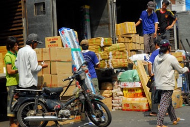 Hàng hóa “è cổ” gánh phí bôi trơn