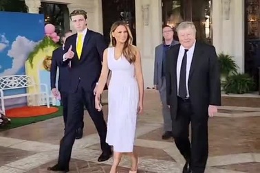 Cậu út nhà Trump cao 2,01m, phong thái ngày càng chững chạc