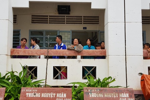 Thị trấn ven biển "nín thở" chờ bão