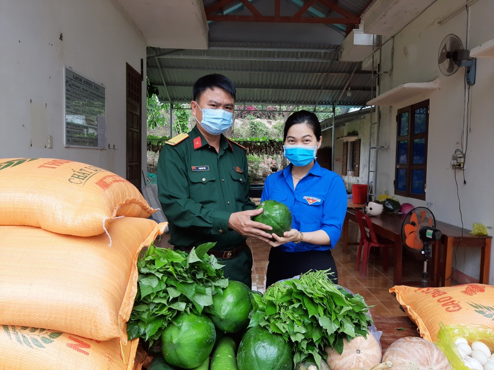 Người dân chung tay góp gạo, rau củ, quả… giúp bà con đang cách ly - 1 Người dân chung tay góp gạo, rau củ, quả… giúp bà con đang cách ly - 1