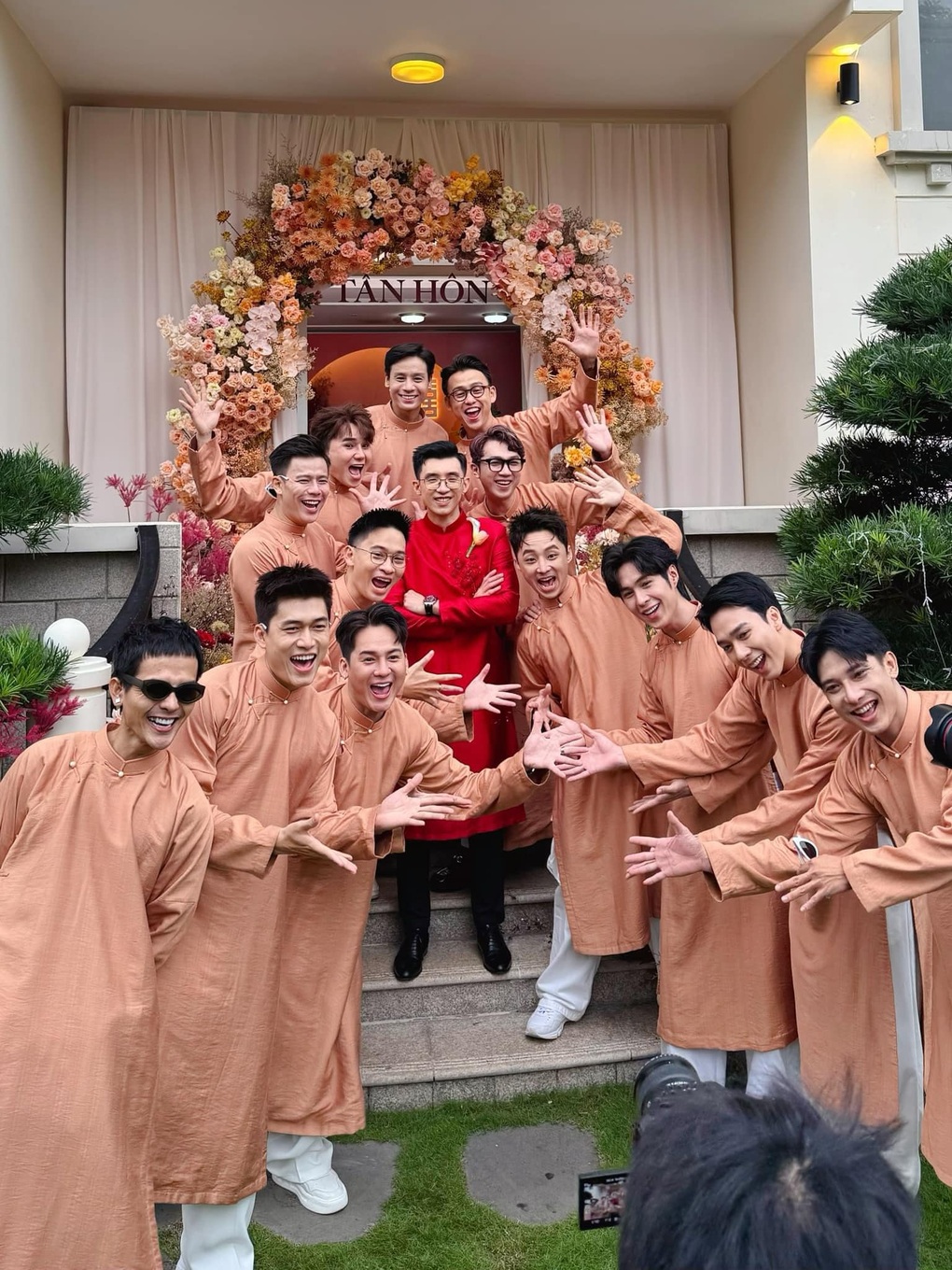 Midu rạng rỡ bên chồng thiếu gia trong lễ gia tiên, dàn phù dâu gây chú ý - 3 Midu rạng rỡ bên chồng thiếu gia trong lễ gia tiên, dàn phù dâu gây chú ý - 3