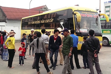 Xe "nhồi" khách 2 lần lao thẳng vào CSGT để chạy trốn