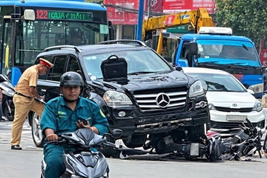 Xe Mercedes mất lái, tông 3 xe máy tại giao lộ ở TPHCM