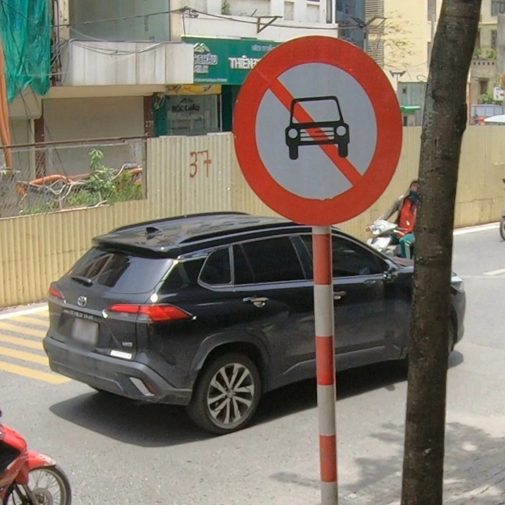 Hà Nội: Tài xế ô tô đi vào đường cấm, tăng ga bỏ chạy khi bị CSGT dừng xe - 1 Hà Nội: Tài xế ô tô đi vào đường cấm, tăng ga bỏ chạy khi bị CSGT dừng xe - 1
