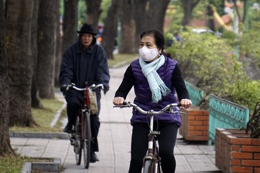 Hà Nội rét đậm, người dân co ro khi ra đường