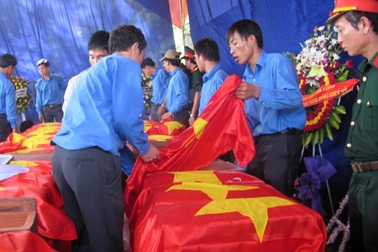 Truy điệu và an táng 32 liệt sĩ hy sinh trên nước bạn Lào