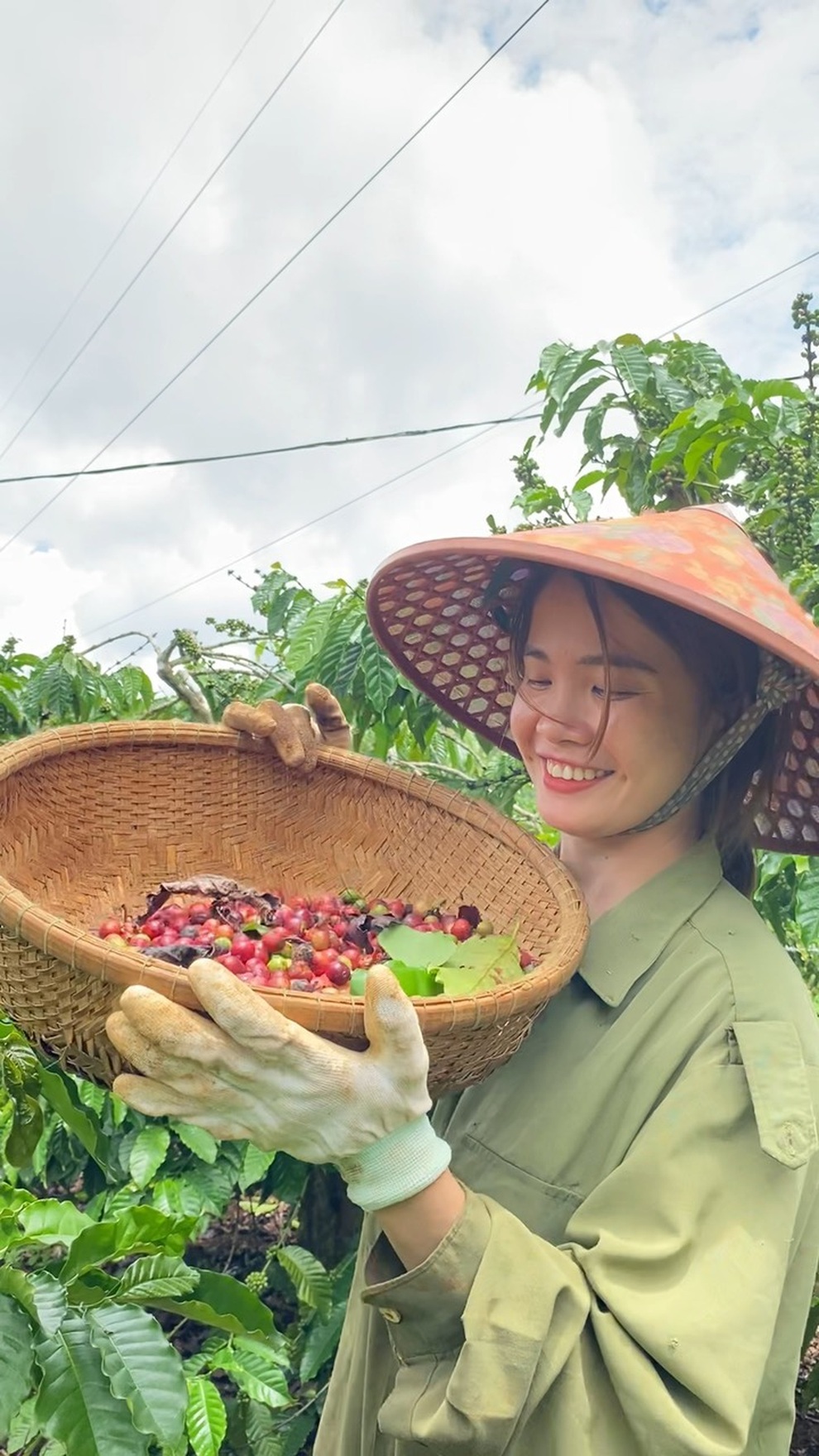 Rời TPHCM về quê vì dịch bệnh, cô gái trẻ gây sốt với loạt video làm vườn - 2 Rời TPHCM về quê vì dịch bệnh, cô gái trẻ gây sốt với loạt video làm vườn - 2