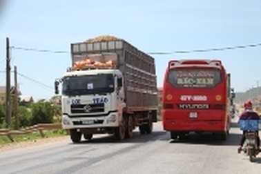 Xe quá tải vẫn mặc sức hoành hành   