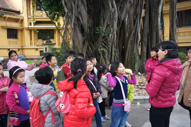 Lớp học sử kì lạ dưới chân cây đa trăm tuổi