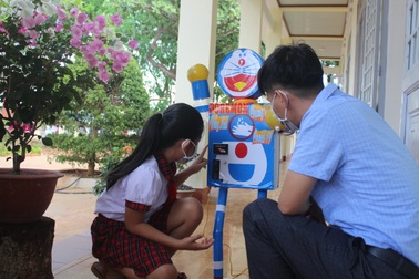 Học sinh lớp 4 chế tạo mèo máy Doraemon sát khuẩn phòng dịch Covid-19