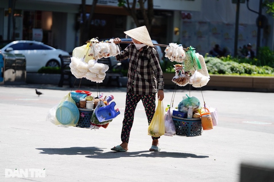 Bị sa thải, người phụ nữ trung niên giấu con đi làm ô sin - 3 Bị sa thải, người phụ nữ trung niên giấu con đi làm ô sin - 3