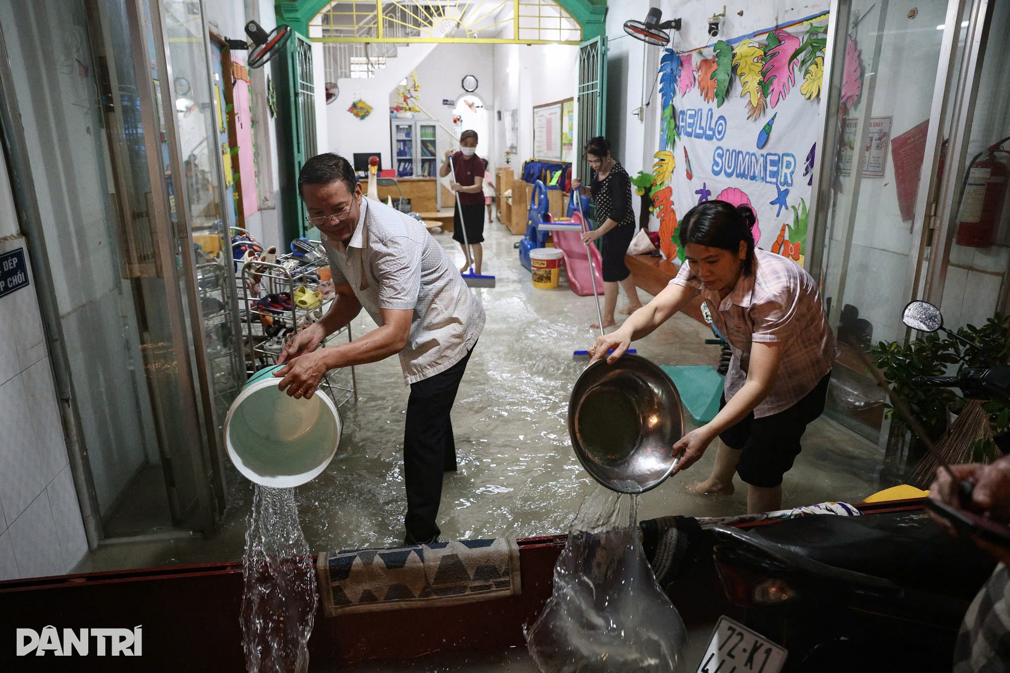 Mưa lớn hơn 100mm ở TPHCM, chợ Thủ Đức ngập nặng vì thoát nước yếu - 1 Mưa lớn hơn 100mm ở TPHCM, chợ Thủ Đức ngập nặng vì thoát nước yếu - 1