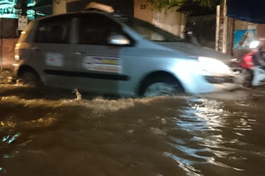 Hà Nội: Sau mưa lớn, nhiều đường phố lại thành "sông"