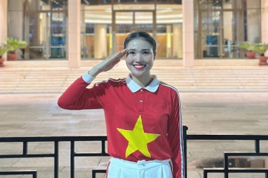 Nữ VĐV xinh đẹp xúc động khi được vinh dự rước đuốc ở Lễ kỷ niệm A80