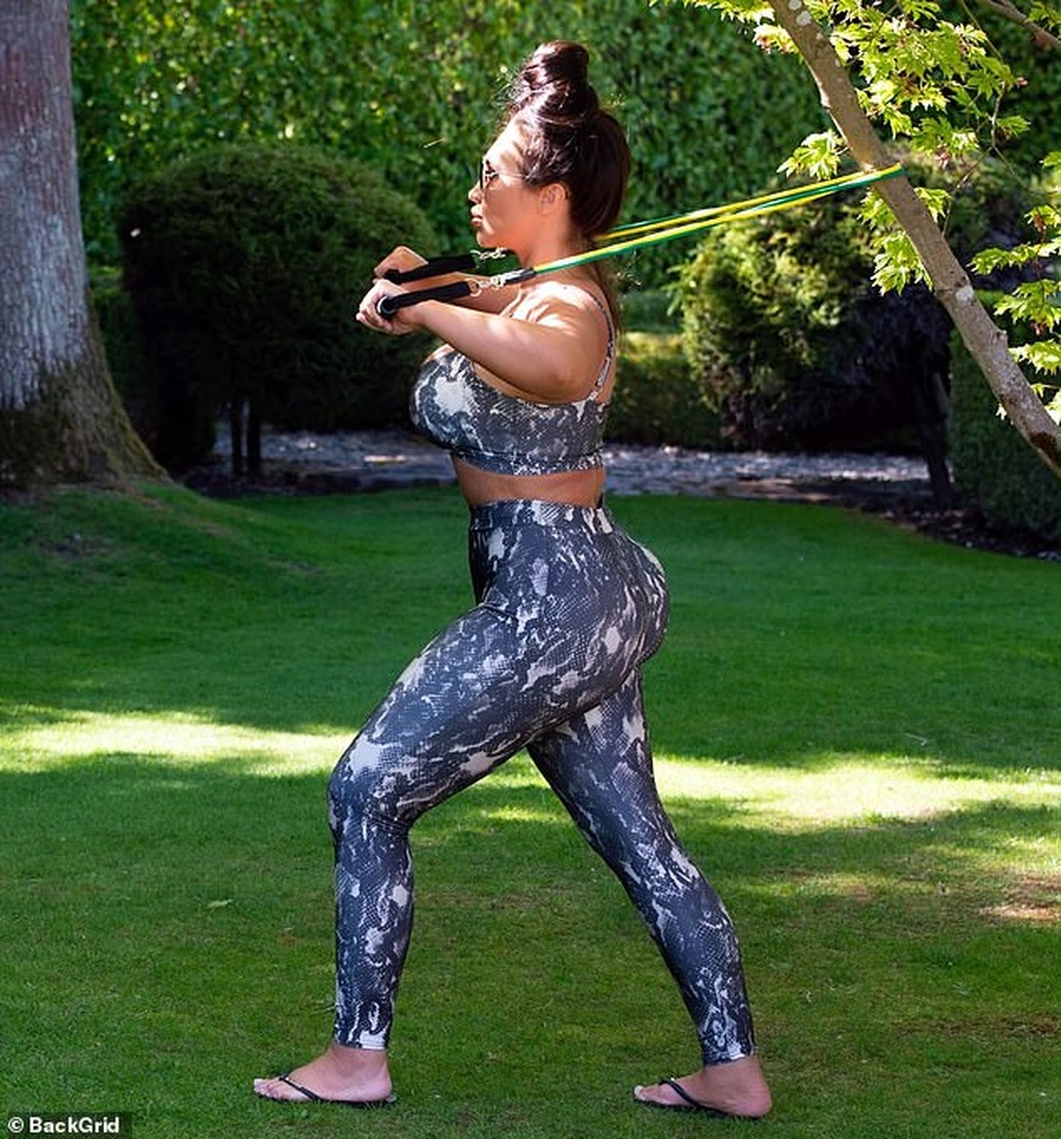 Lauren Goodger bực dọc vì tin đồn nghiện phẫu thuật thẩm mỹ - 6 Lauren Goodger bực dọc vì tin đồn nghiện phẫu thuật thẩm mỹ - 6