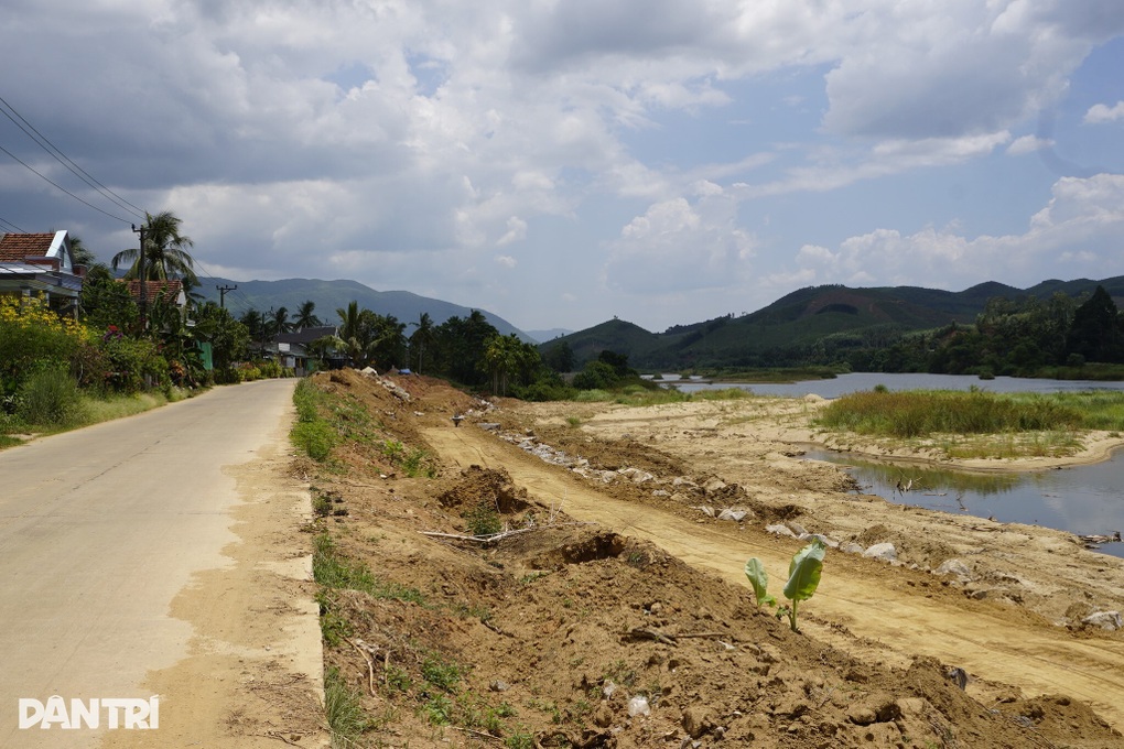 Sông lấn sát nhà dân, địa phương chạy đua xây kè xong trước mùa lũ - 3