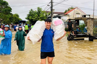 Người Đà Nẵng chi viện hàng nghìn suất nhu yếu phẩm gửi vào vùng lũ