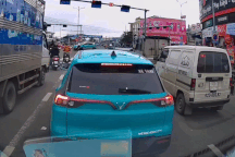 Ô tô chạy lùi đâm sầm vào xe sau, nghi tài xế cài nhầm số