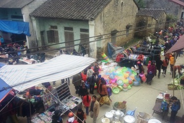 Nhộn nhịp phiên chợ vùng biên ngày cuối năm