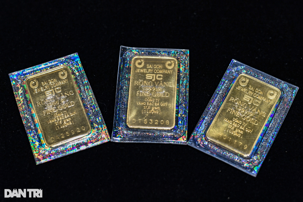 Giá vàng nhảy múa theo giờ, người mua lỗ hơn 2 triệu đồng vì đâu? - 1 Giá vàng nhảy múa theo giờ, người mua lỗ hơn 2 triệu đồng vì đâu? - 1