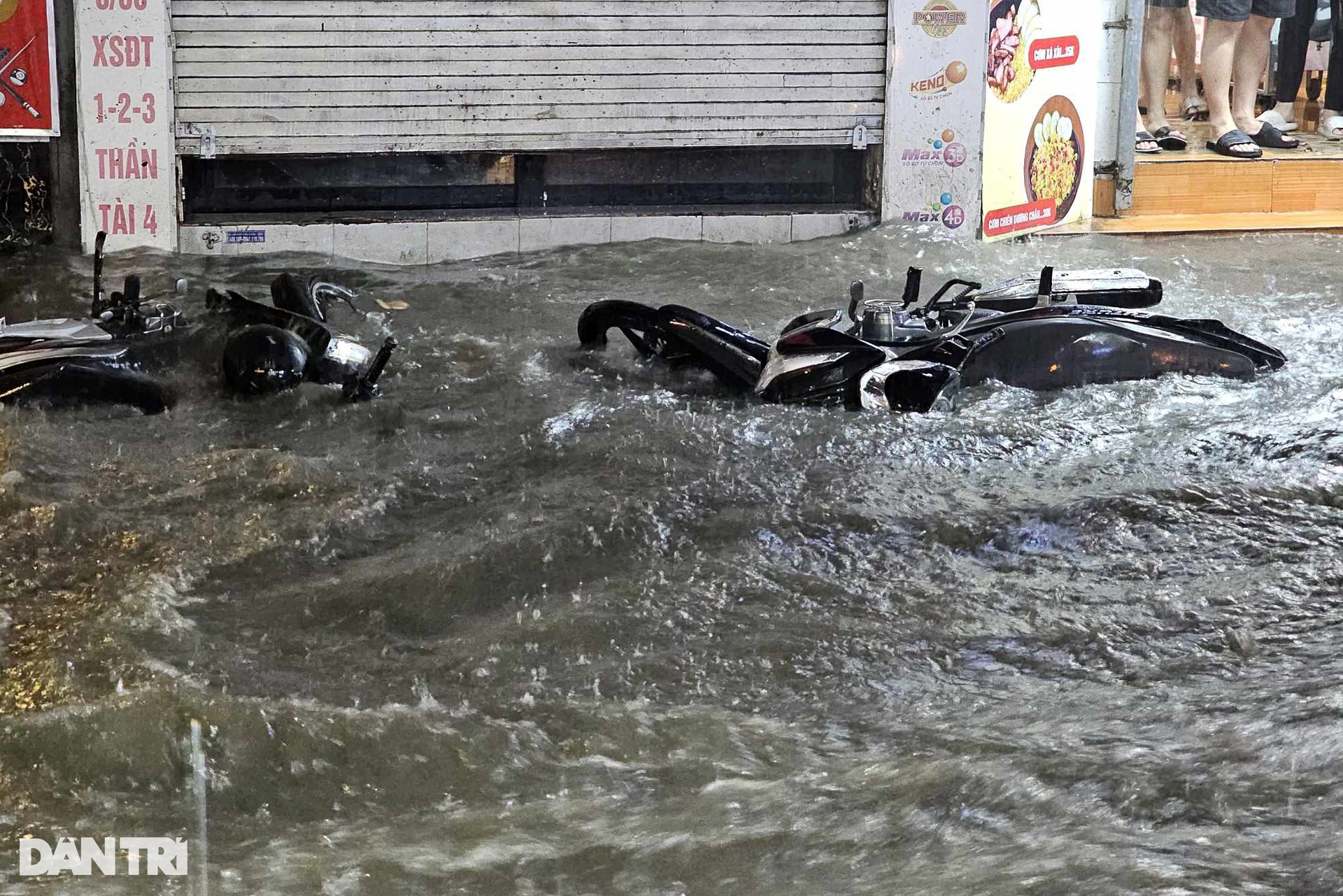 Mưa bất chợt kéo dài, nhiều tuyến phố Hà Nội ngập sâu trong nước - 9
