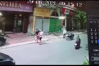 "Người hùng" đỡ bé gái rơi từ lan can tầng 2