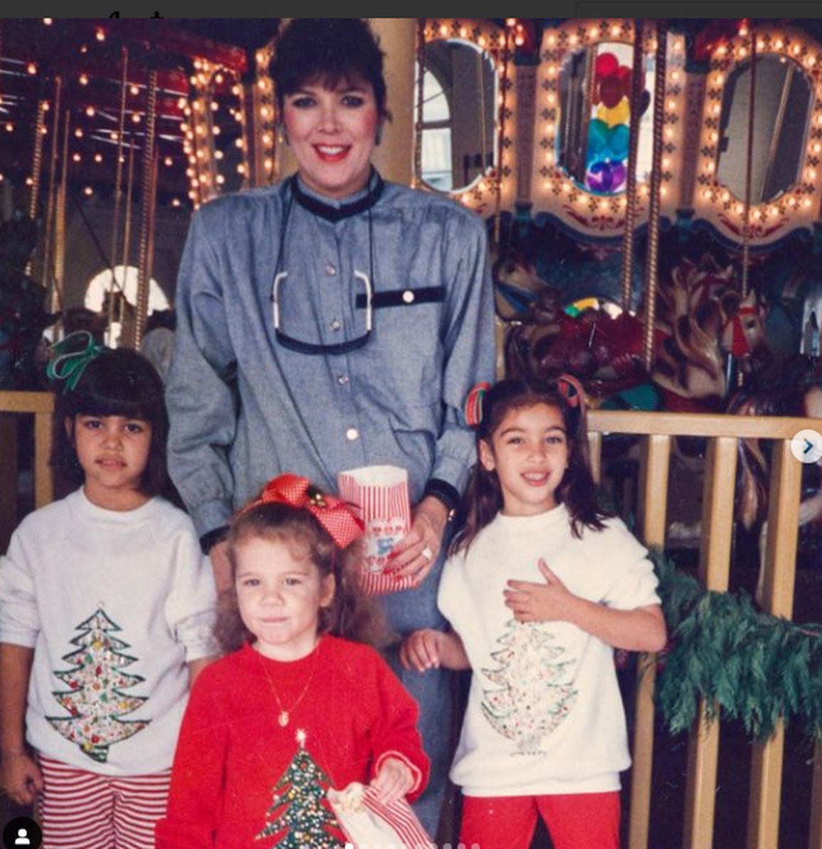 Paris Hilton và em gái ngồi trên lòng ông già Noel - 7 Paris Hilton và em gái ngồi trên lòng ông già Noel - 7