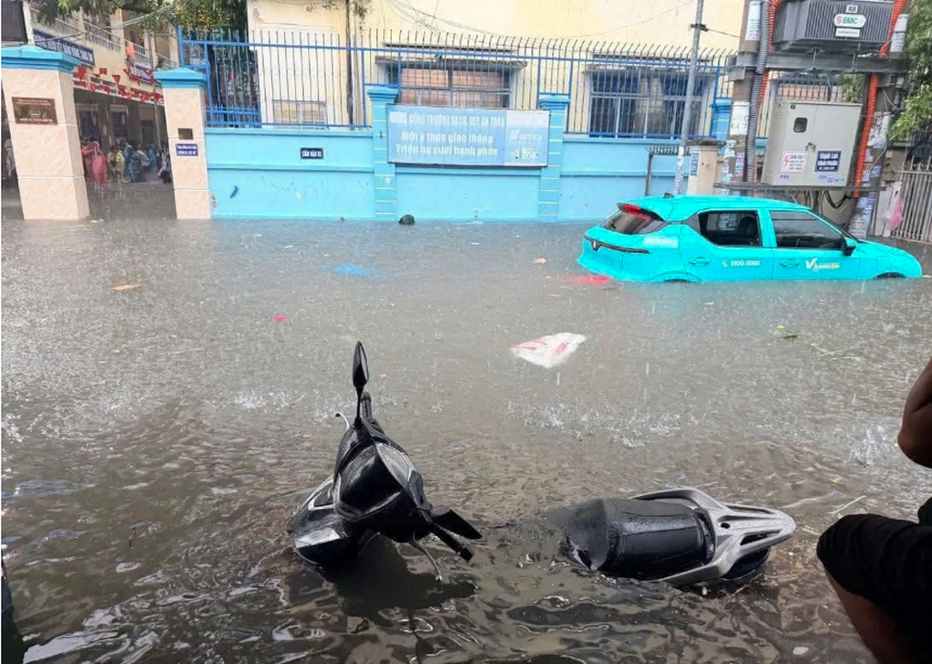Mưa lớn gây ngập ở Bắc Nha Trang, trường học thông báo khẩn - 3 Mưa lớn gây ngập ở Bắc Nha Trang, trường học thông báo khẩn - 3
