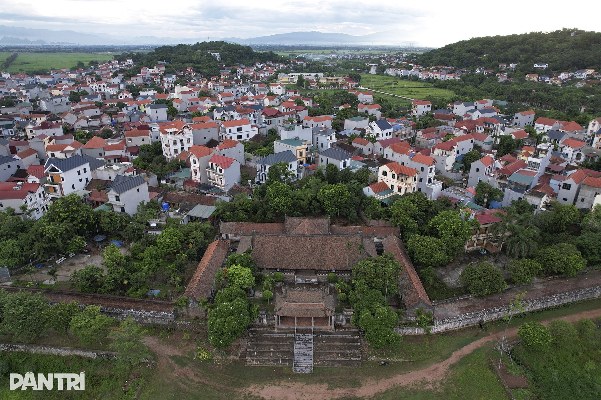 Không gian làng ngoại thành Hà Nội chật chội như trong phố - 8