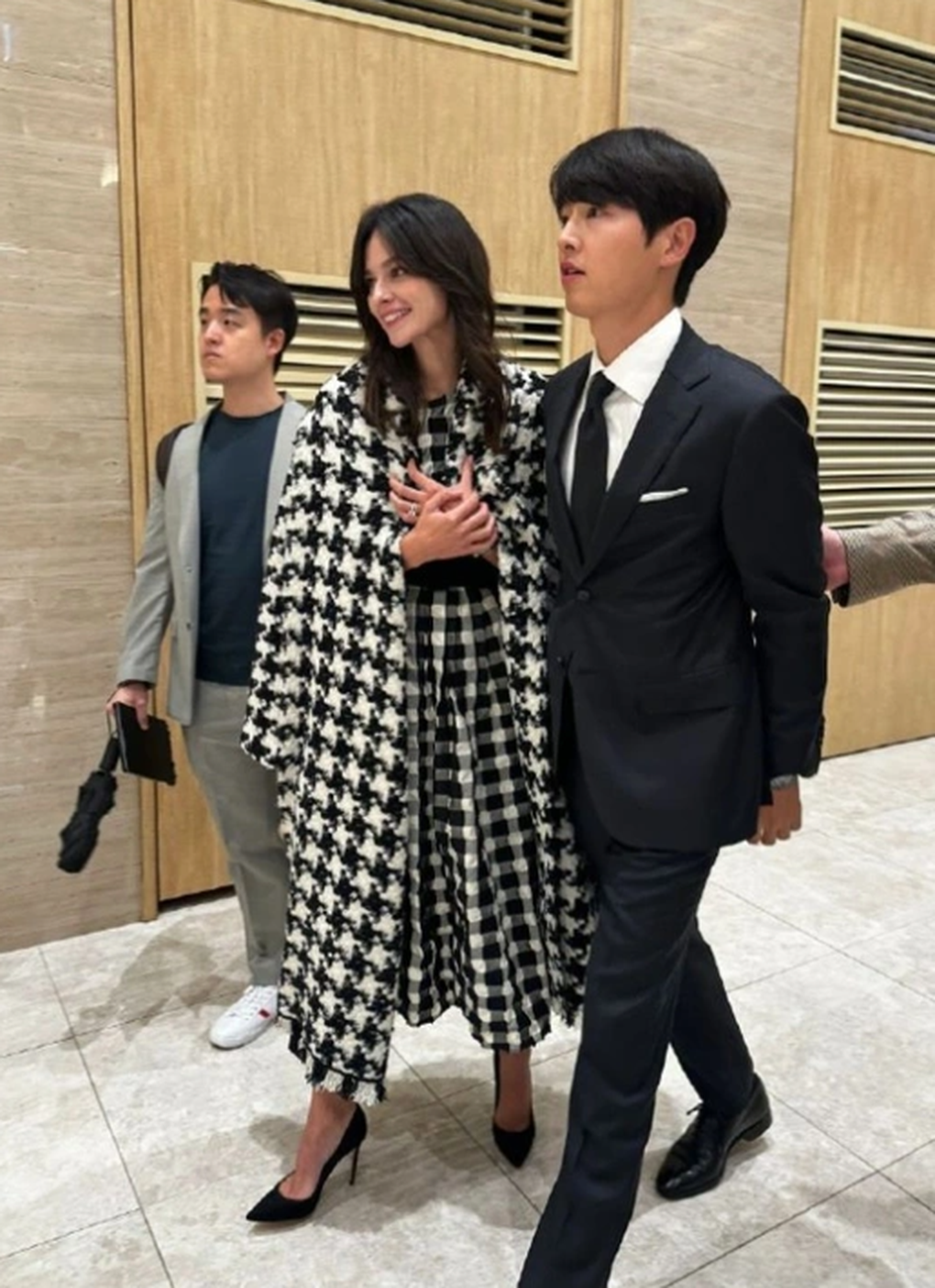 Khoảnh khắc tài tử Song Joong Ki ngắm vợ ngoại quốc say đắm - 2 Khoảnh khắc tài tử Song Joong Ki ngắm vợ ngoại quốc say đắm - 2