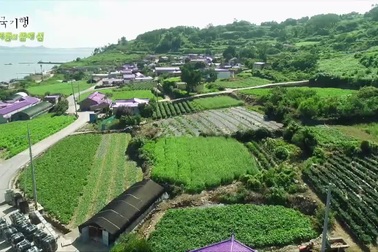 Khám phá hòn đảo "tím lịm tim"