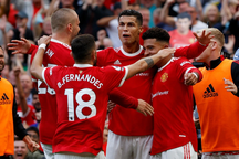 Hai cầu thủ Man Utd suýt choảng nhau, nội bộ thêm loạn