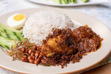 Nasi Lemak ăn cùng gà rán