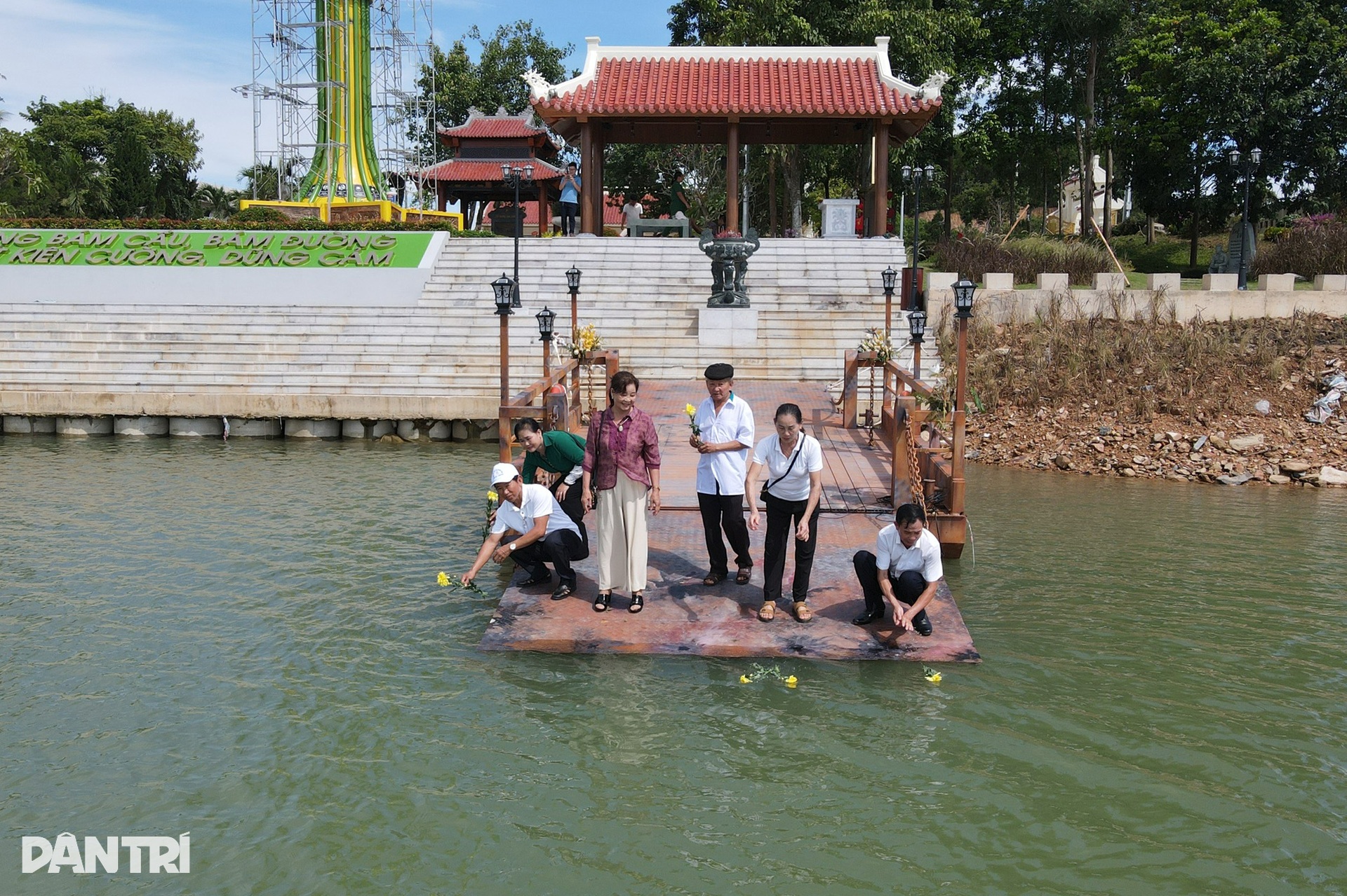 “Tọa độ lửa” nơi 16 thanh niên xung phong nằm lại sau trận bom định mệnh - 10 “Tọa độ lửa” nơi 16 thanh niên xung phong nằm lại sau trận bom định mệnh - 10