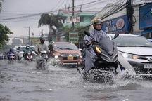 Mưa to kéo dài, nhiều tuyến đường ở TPHCM ngập sâu